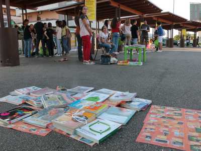 Al nostro arrivo notiamo subito che la �fiera� � divisa in due settori: medie e superiori. Nel primo i ragazzini sono accompagnati dai genitori...
